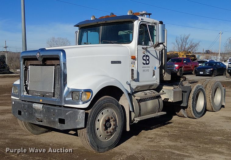 2000 International 9900i semi truck - FK0836