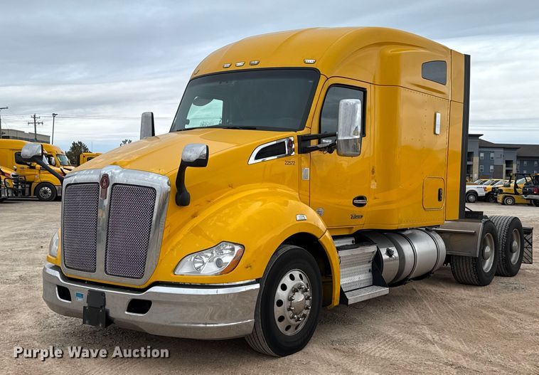 2022 Kenworth T680 semi truck - HI9380