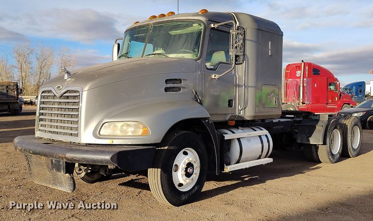 2005 Mack CXN 613 semi truck - IH9368