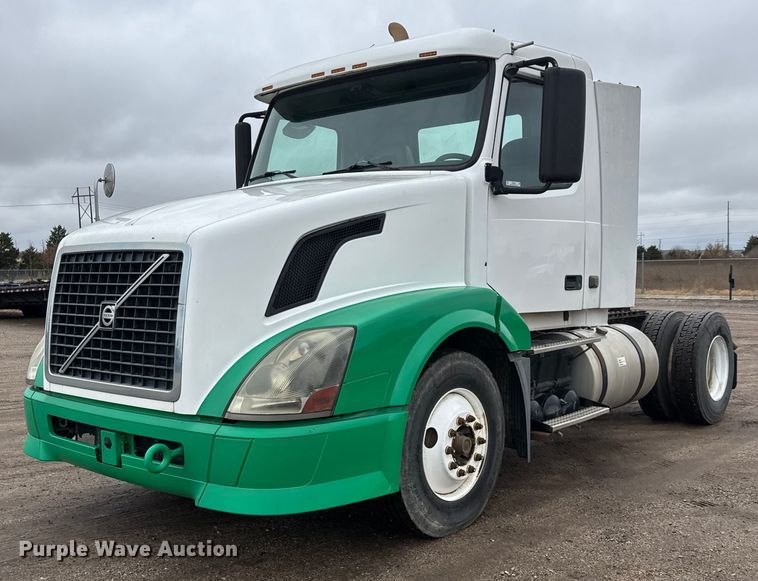 2010 Volvo VNL semi truck - NA9955