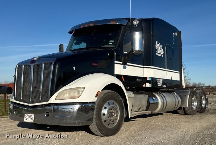 2016 Peterbilt 579 semi truck - NB9004