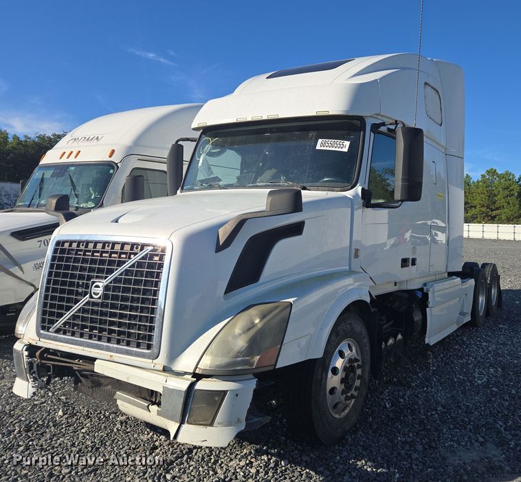 2014 Volvo VNL semi truck - YA0873