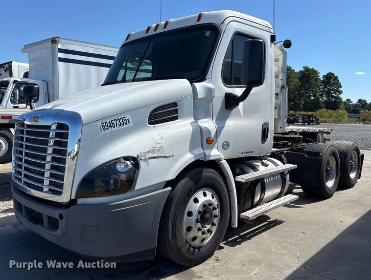 2016 Freightliner Cascadia  semi truck - YA0959