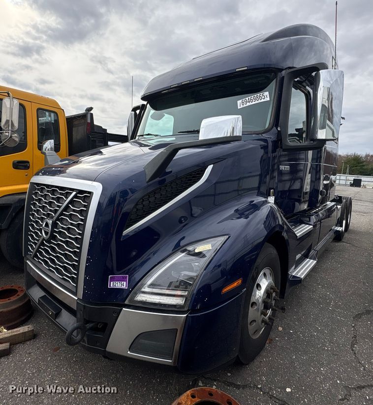 2022 Volvo VNL semi truck - YA0960