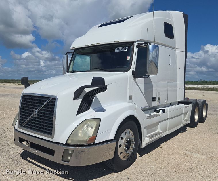 2015 Volvo VNL semi truck - YA1052