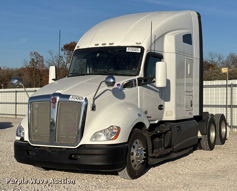 2017 Kenworth  T680 semi truck - YA1473