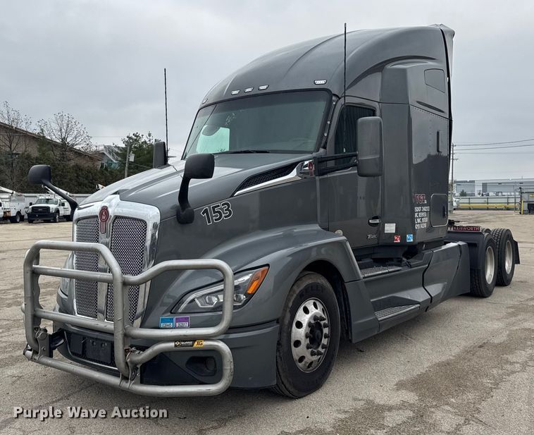 2022 Kenworth T680 semi truck - YA1520