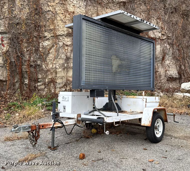 2005 American Signal message board trailer - EA2100