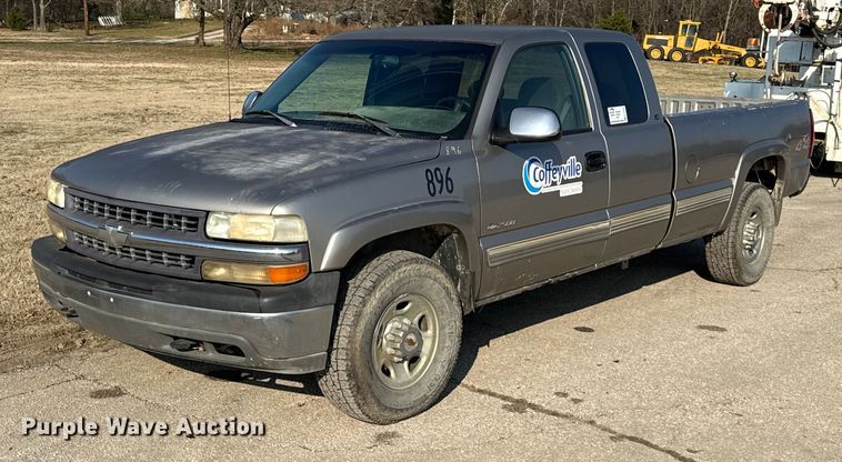 2000 Chevrolet Silverado 2500 Ext. Cab pickup truck - EC4499