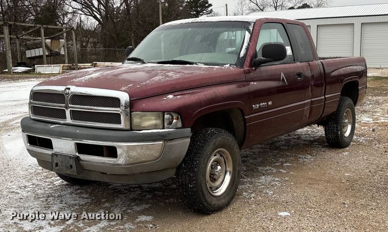 2001 Dodge Ram 1500 Ext. Cab pickup truck - ED2421