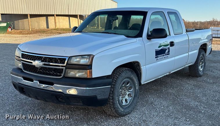 2006 Chevrolet Silverado 15000 Ext. Cab pickup truck - ED2436