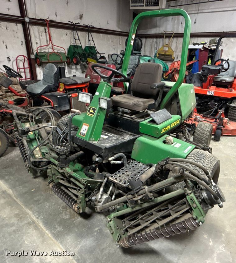 John Deere 3235A greens mower - EN0125