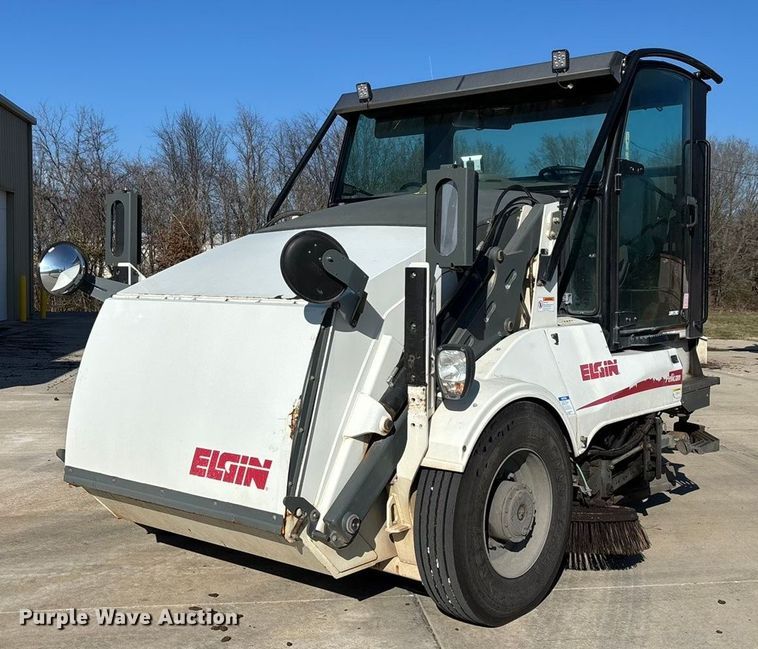 2014 Elgin Pelican Series NP street sweeper - EN5886
