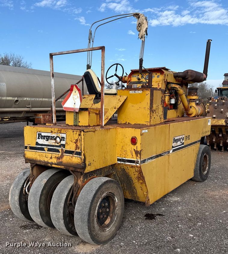 Ferguson SR-912 pneumatic roller - EP2667