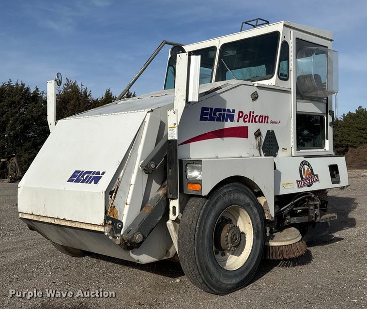 2000 Elgin Pelican Series P street sweeper - ET4021