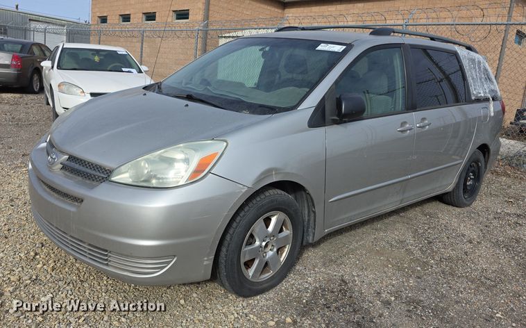 2004 Toyota Sienna LE van - FI0639