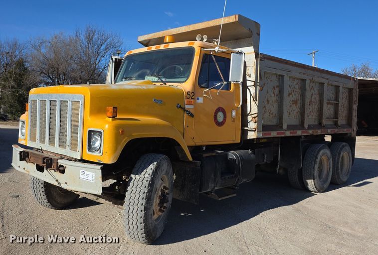 2002 International 2574 dump truck - FI0713