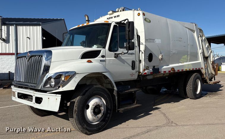 2009 International 7300 refuse truck - FK1034