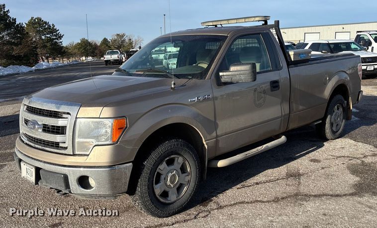 2013 Ford F150 pickup truck - OE9257
