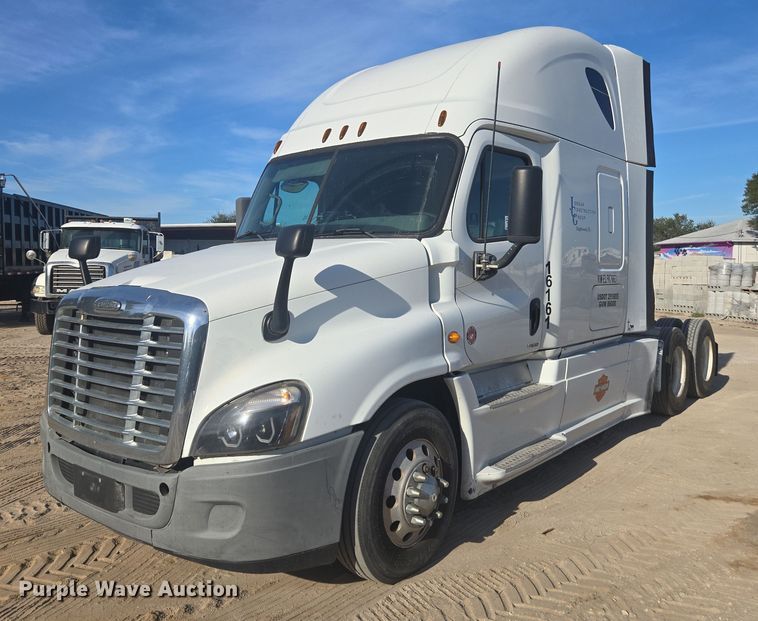 2014 Freightliner Cascadia semi truck - DU2579