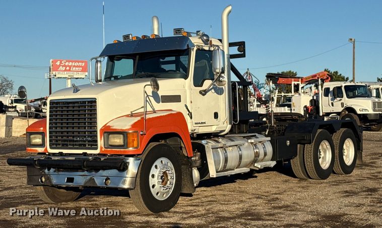 2011 Mack CHU614 semi truck - EG1804
