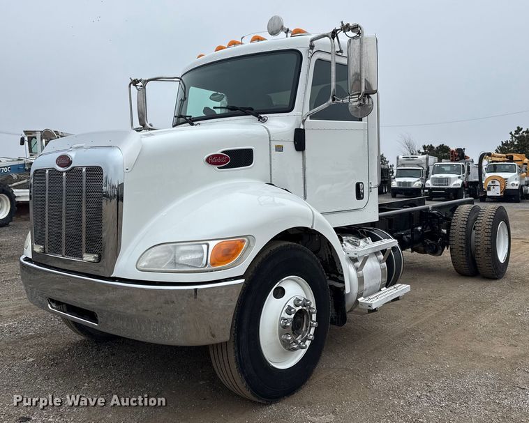 2017 Peterbilt 337 truck cab and chassis - EG1839