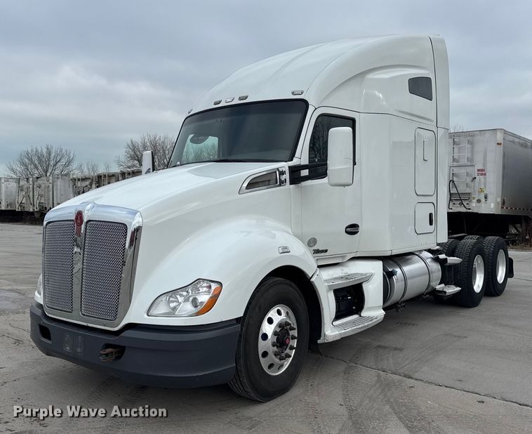 2015 Kenworth T680 semi truck - ER0341