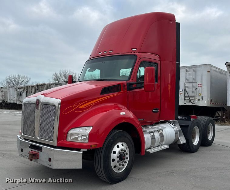 2016 Kenworth T880 semi truck - ER0342