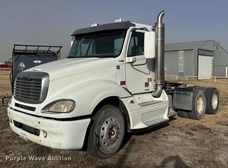 2005 Freightliner Columbia 120 semi truck - EU6497