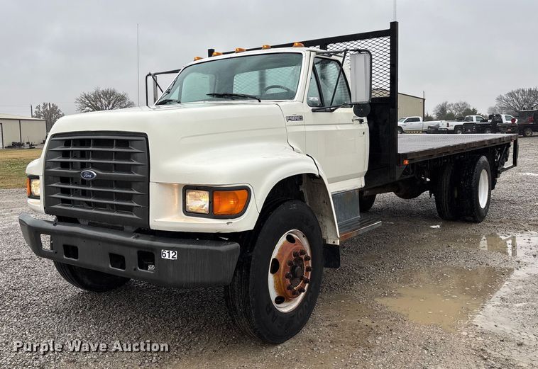 1998 Ford F700 flatbed truck - EV3362