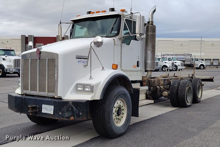 2006 Kenworth T800 truck cab and chassis - IH9384