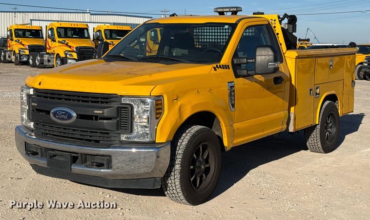 2018 Ford F350 Super Duty utility bed pickup truck - EE3433