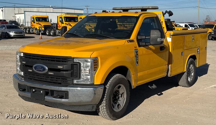 2019 Ford F350 Super Duty utility bed pickup truck - EE3434