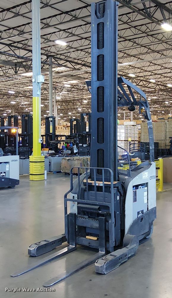 2017 Crown RM6095S-45 reach truck - EE5066