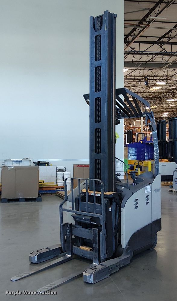 2017 Crown RM6095S-45 reach truck - EE5068