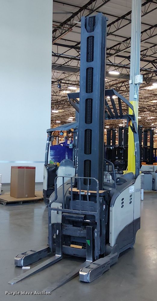 2017 Crown RM6095S-45 reach truck - EE5069