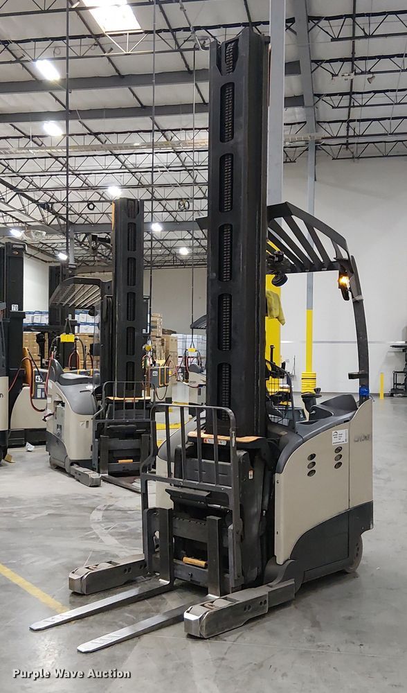 2017 Crown RM6095S-45 reach truck - EE5072