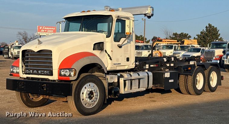 2013 Mack GU713 hook lift truck - EG1846