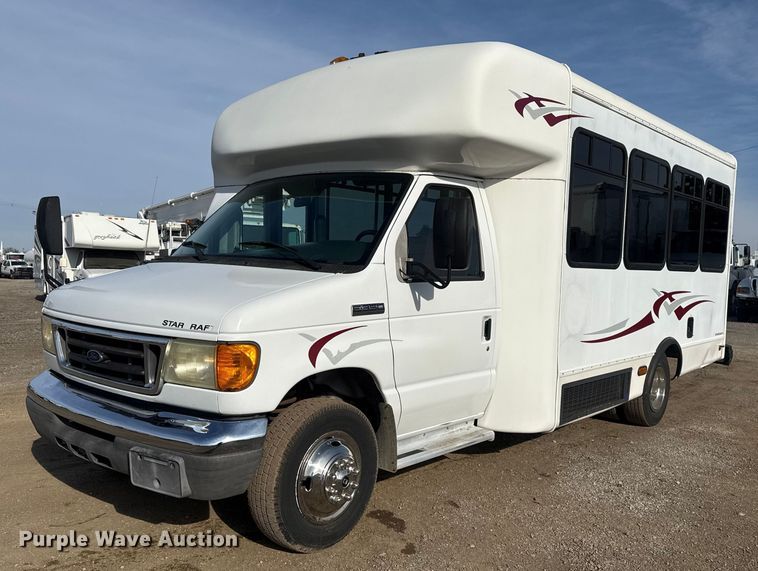 2007 Ford E350 Super Duty shuttle bus - EG1875