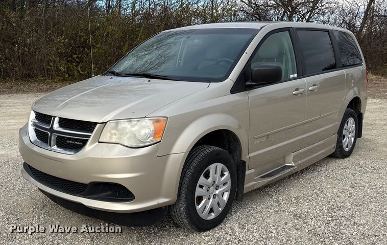 2014 Dodge Grand Caravan handicap accessible van - EN0158