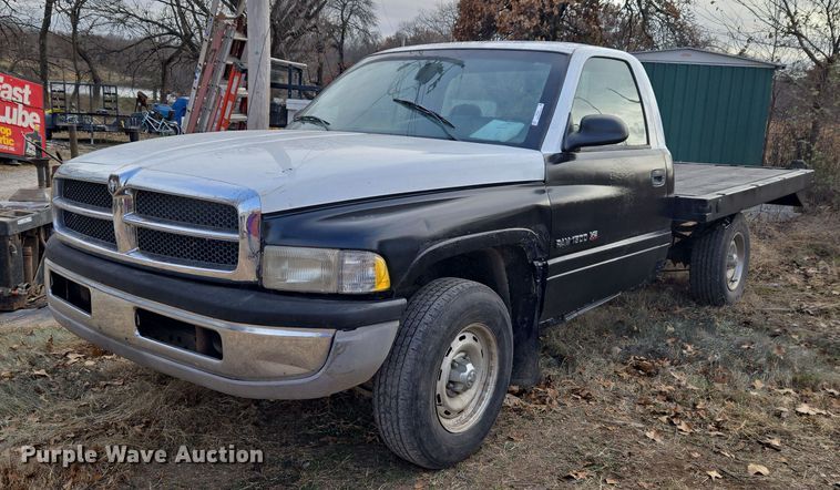 2001 Dodge Ram 1500 flatbed pickup truck - ET5442