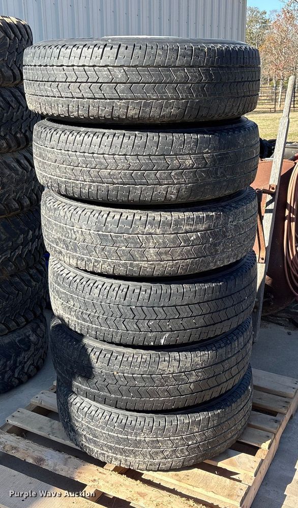 LT235/80R17 (6) Michelin LT235/80R17 tires and wheels - ET7454