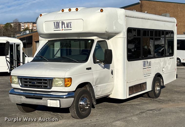 2004 Ford E450 shuttle bus - EV3480