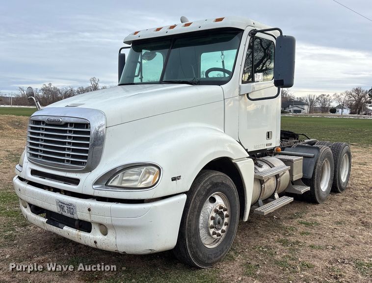 2007 Freightliner Columbia semi truck - FG1563