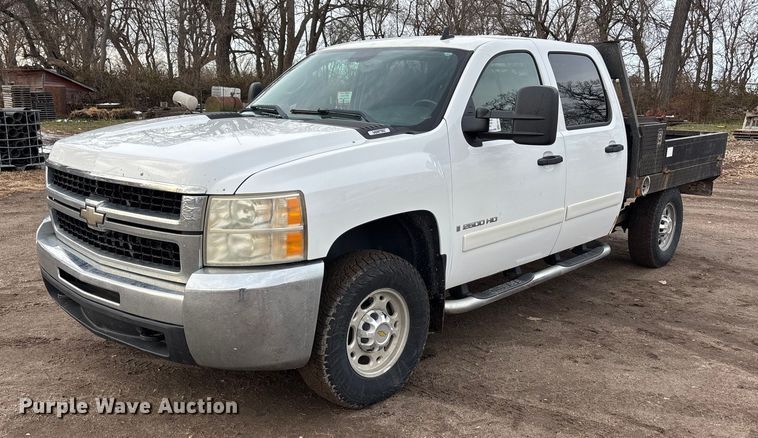 2007 Chevrolet Silverado 2500HD Crew Cab flatbed pickup truck - FG1565