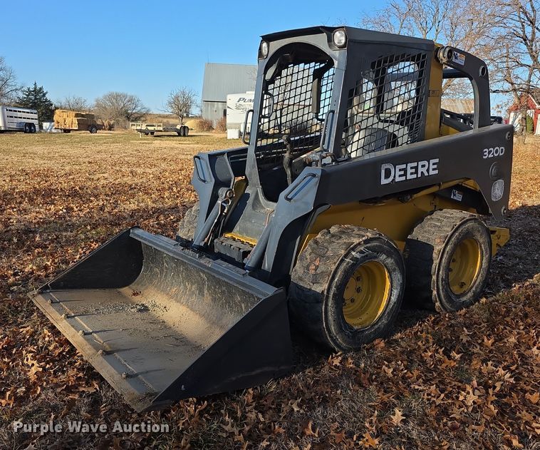 2013 John Deere 320D skid steer loader - FI0757