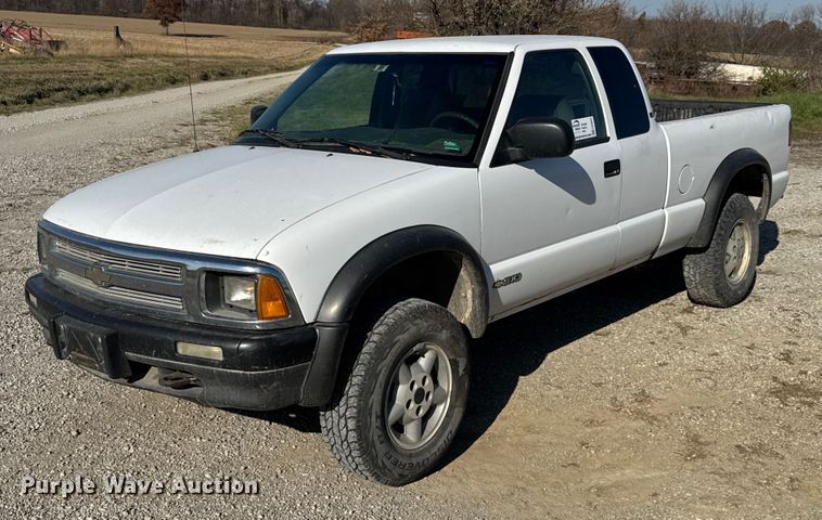 1996 Chevrolet S10 Ext. Cab pickup truck - FK0605