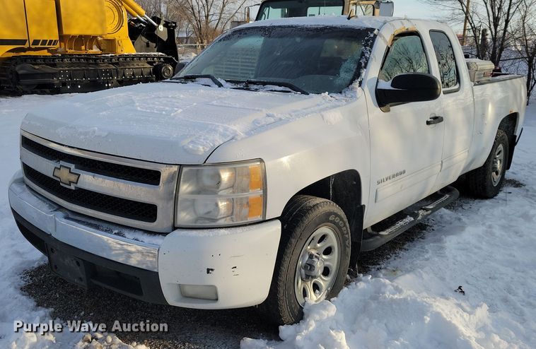 2011 Chevrolet Silverado 1500 Ext. Cab pickup truck - NO9825