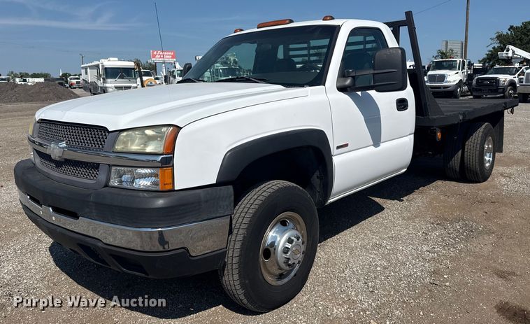 2004 Chevrolet Silverado 3500 flatbed pickup truck - NU9650