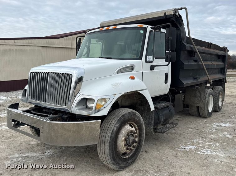 2004 International 7500 dump truck - DW6714
